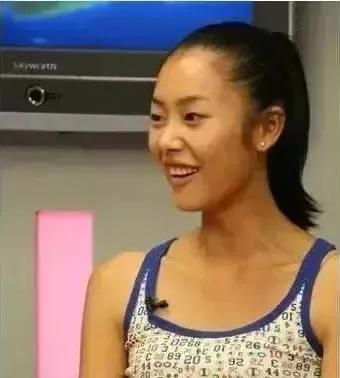 雎晓雯刘雯奚梦瑶何穗机场合影,何穗奚梦瑶刘雯雎晓雯图片