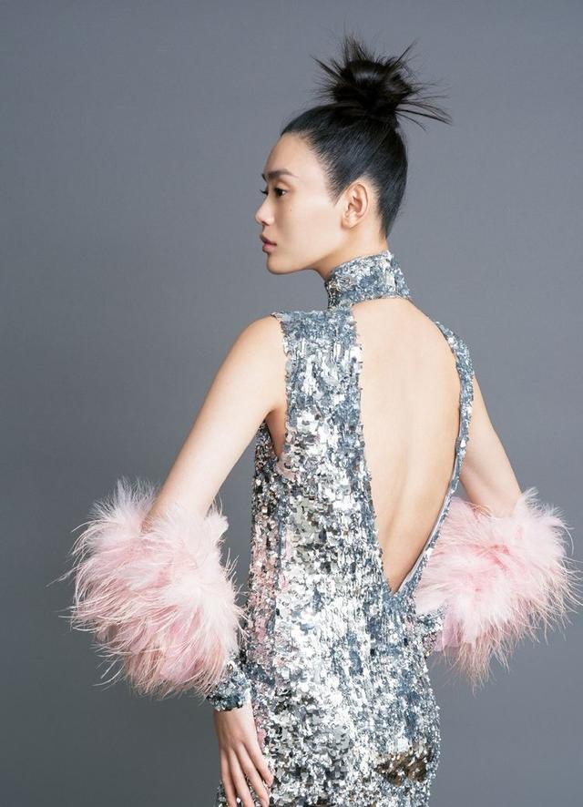 奚梦瑶维密试装，过膝高筒靴搭配牛仔裤，腿很细但整体太难看