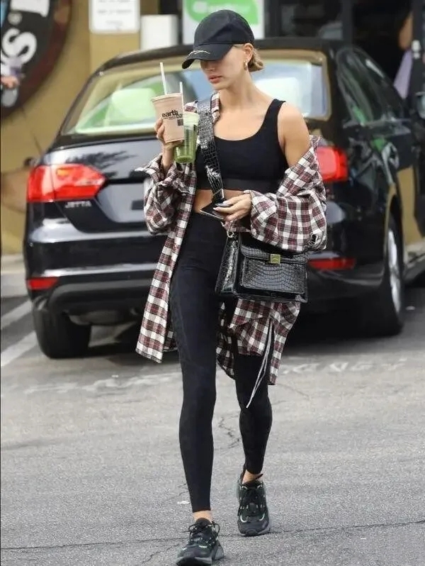 什么颜色瑜伽裤高级百搭,裸感瑜伽裤夏季穿搭薄款