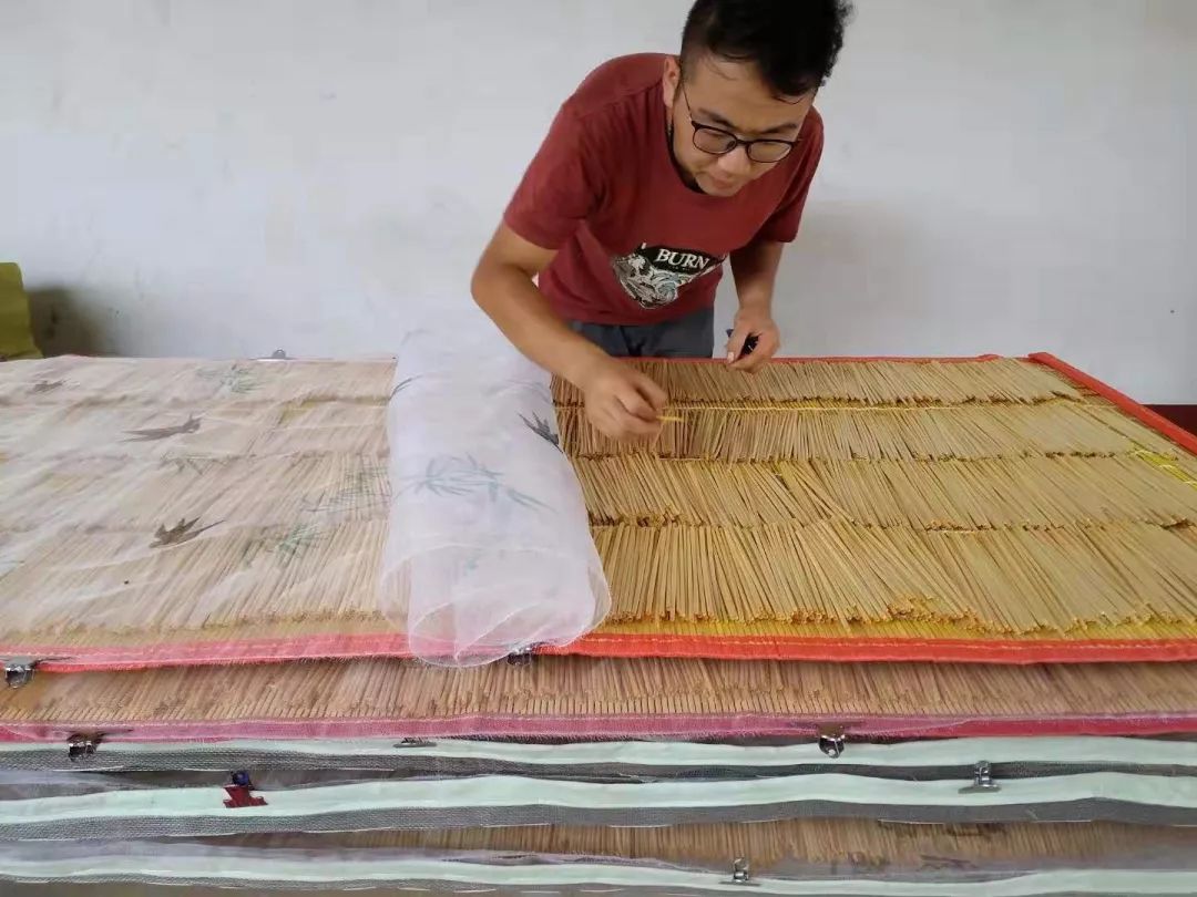 解救限塑令下的美国人，90后农民发明麦秆吸管，每月出口200万根