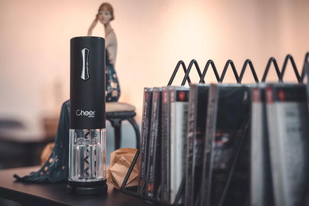 开红酒神器毫不费力的就开动了,有没有不用开瓶机打开红酒的方法