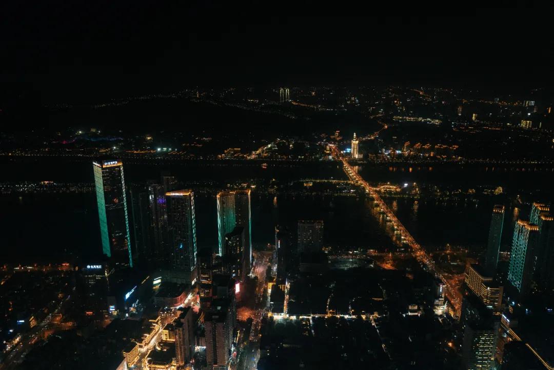 把繁华踩在脚下，将吃喝囊括周边。去长沙要住地标里