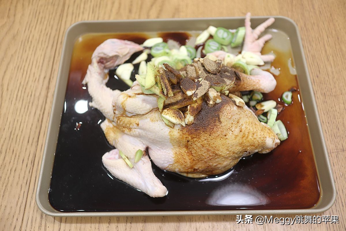 炭火烤全鸡怎么烤出外酥里嫩,焖烤全鸡也是一道杠杠的硬菜
