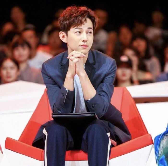 何炅自曝初恋当上“电灯泡”，青涩情谊变单恋，女主被疑是龙丹妮