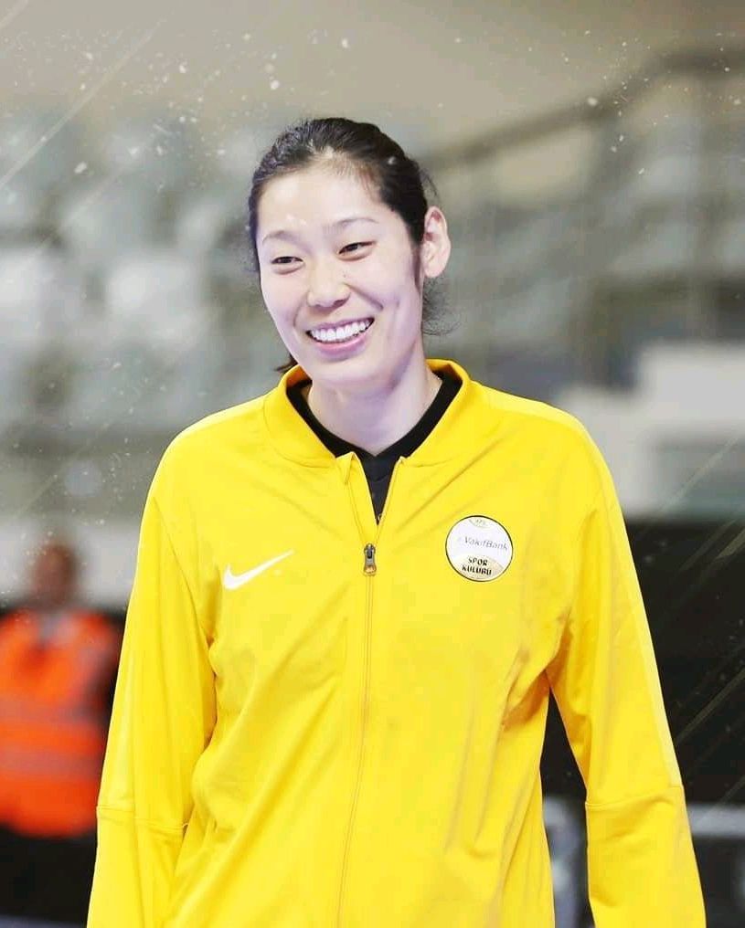 时隔三年归队朱婷面临新挑战,朱婷连续两扣助女排逆转乾坤