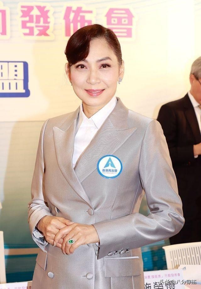 邝美云牛仔上衣短裙,邝美云低领深v礼服