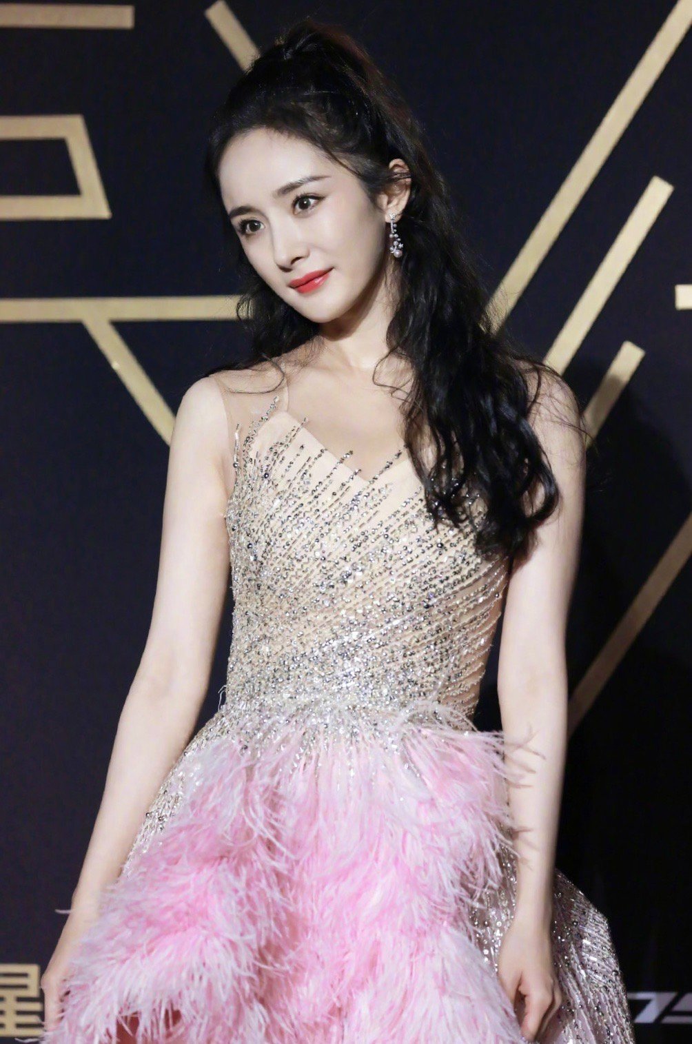 今年流行什么发型丸子头好看,教你一款洋气的丸子头发型