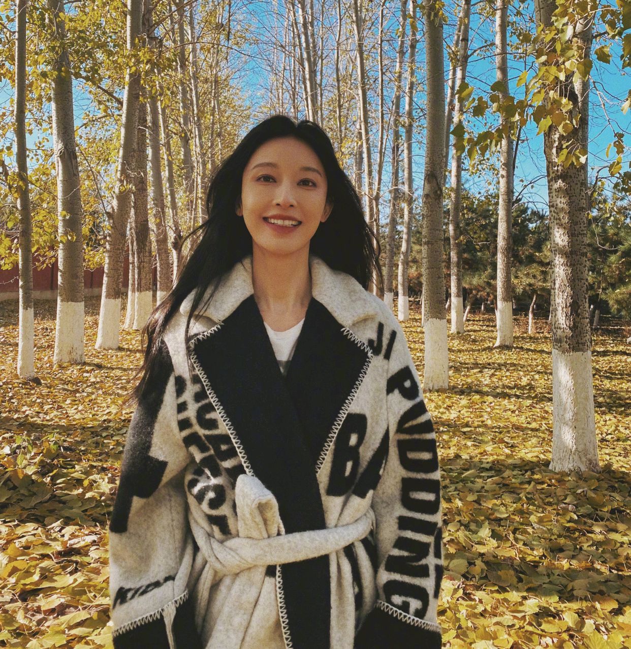 张俪穿西装外套内搭衬衫贝雷帽,张俪穿一身黑色look帅气洒脱