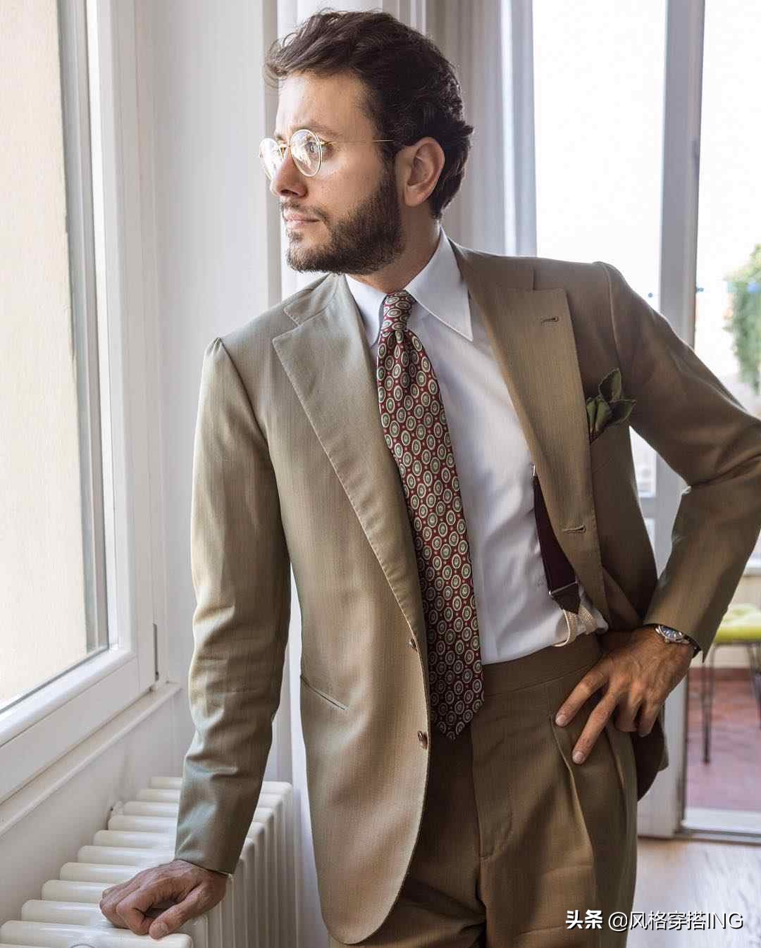 男士米白色小西服搭配卡其色裤子,秋冬男士宽松卡其色裤子搭配