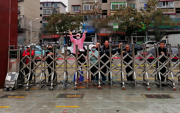 小学足球家长们助威,足球小将家长场边加油