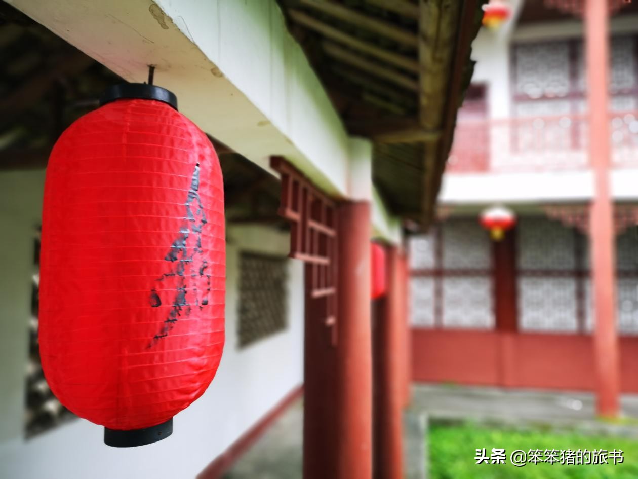 探秘濒临消失的音节文字——女书