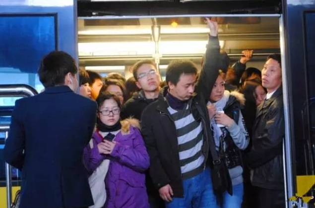 上海最让人吐槽的地铁,上海地铁16号线太挤了视频