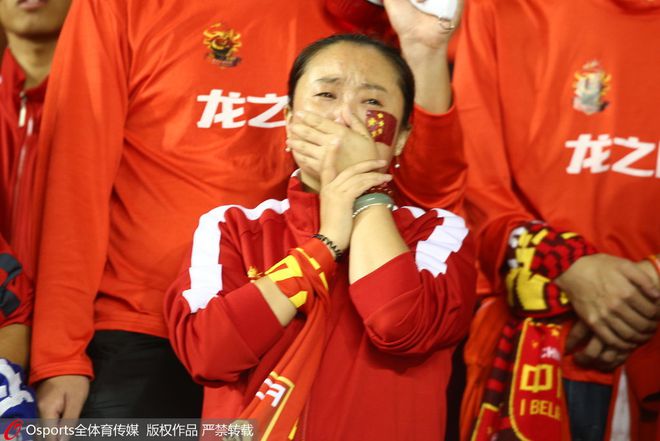 14亿人暴怒的比赛！国足绝望19秒：散步、看戏、中场任人*躏蹂**