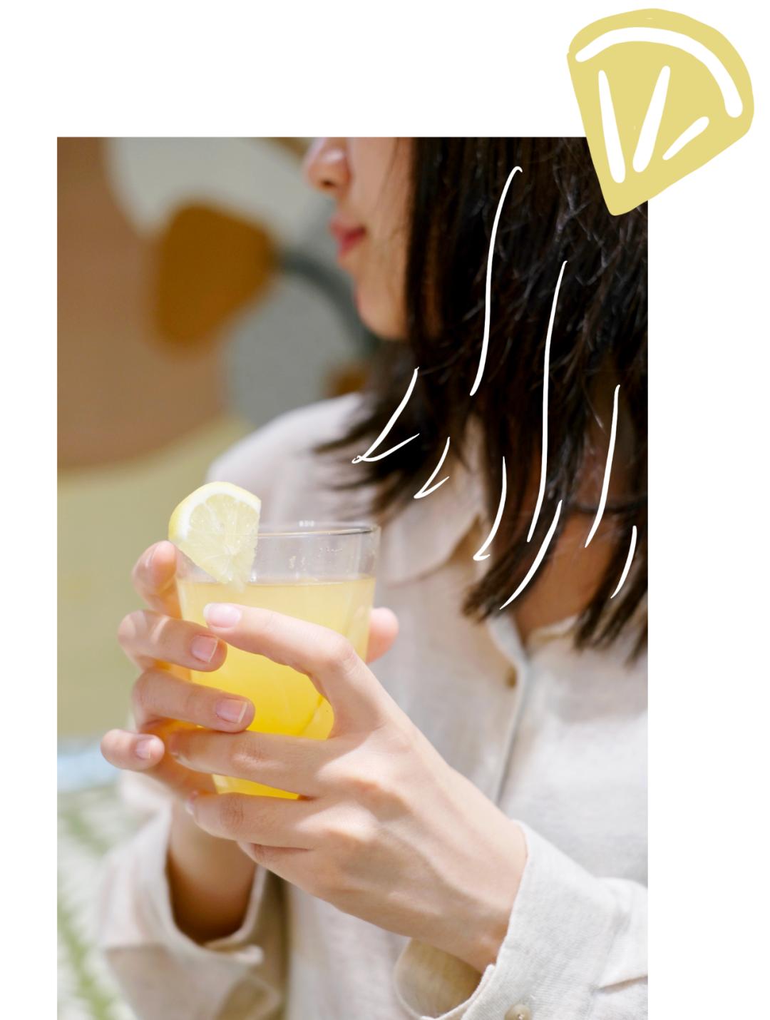 一个女人在家喝果酒,女孩子可以喝自己做的果酒吗