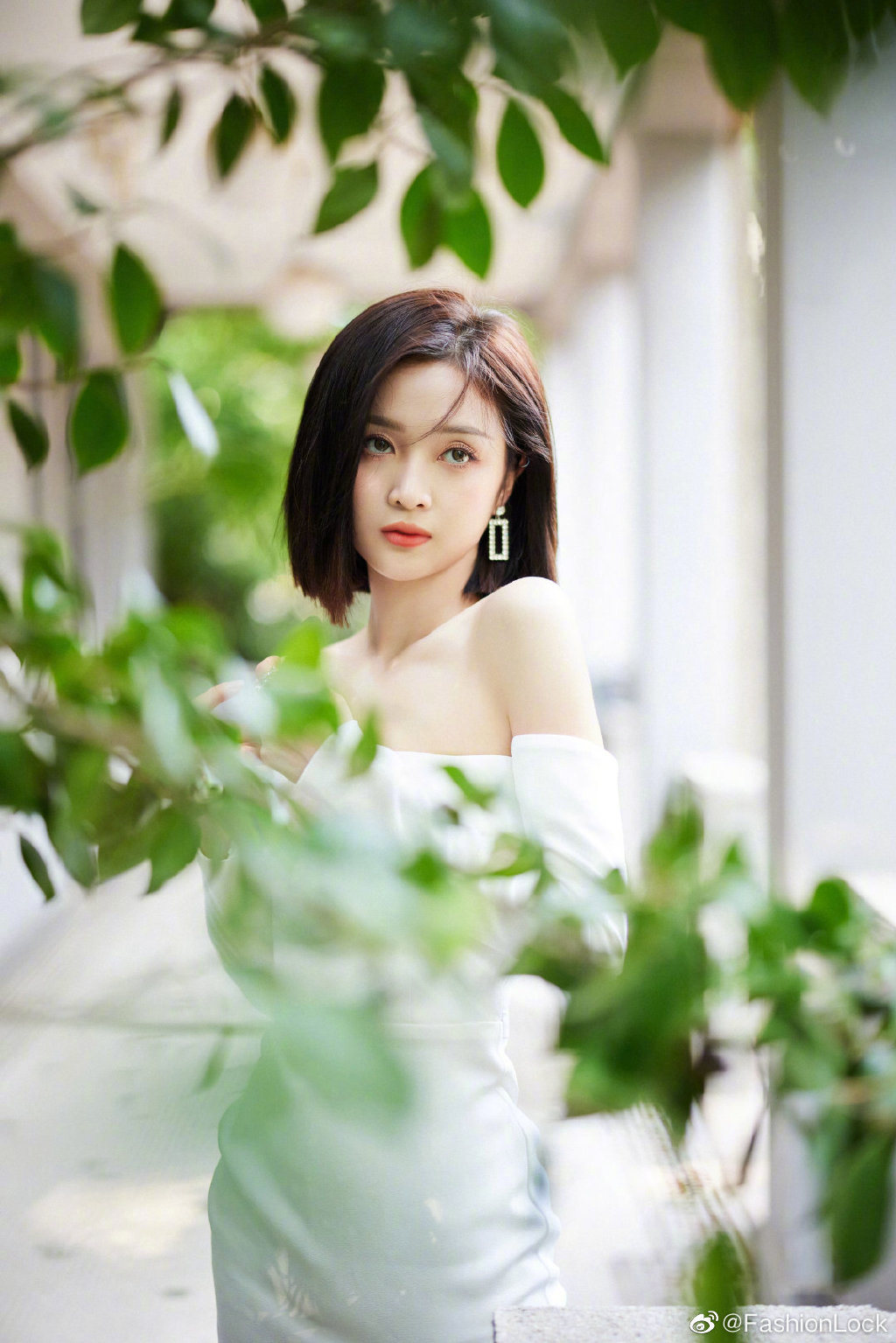 吴宣仪杨超越同款抹胸白裙大片,吴宣仪抹胸针织裙搭配披肩长发