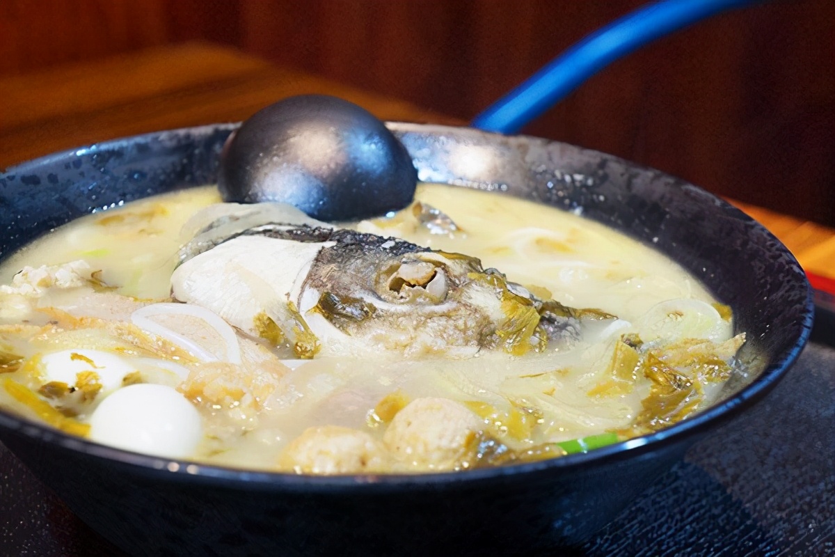 第一时间就是吃一碗广西特点米粉,湖南米粉最正宗的吃法