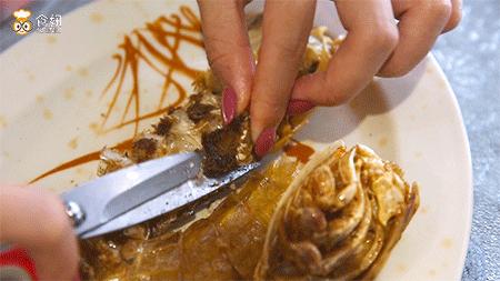 架着凶器吃濑尿虾，简单又粗暴