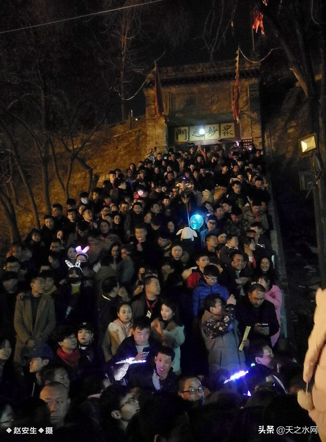 甘肃天水数万民众“上九朝观”祈福纳祥争烧头柱香！（组图）