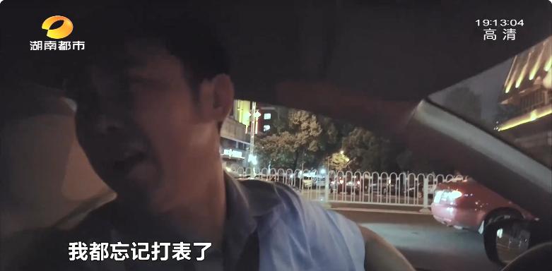 在长沙，一位的哥和一位代驾的夜晚