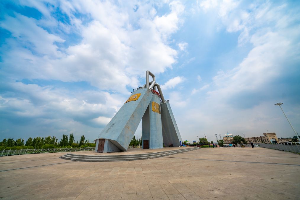 她是滔滔千里黄河的宠儿，阴山之下、河套之上的掌上明珠