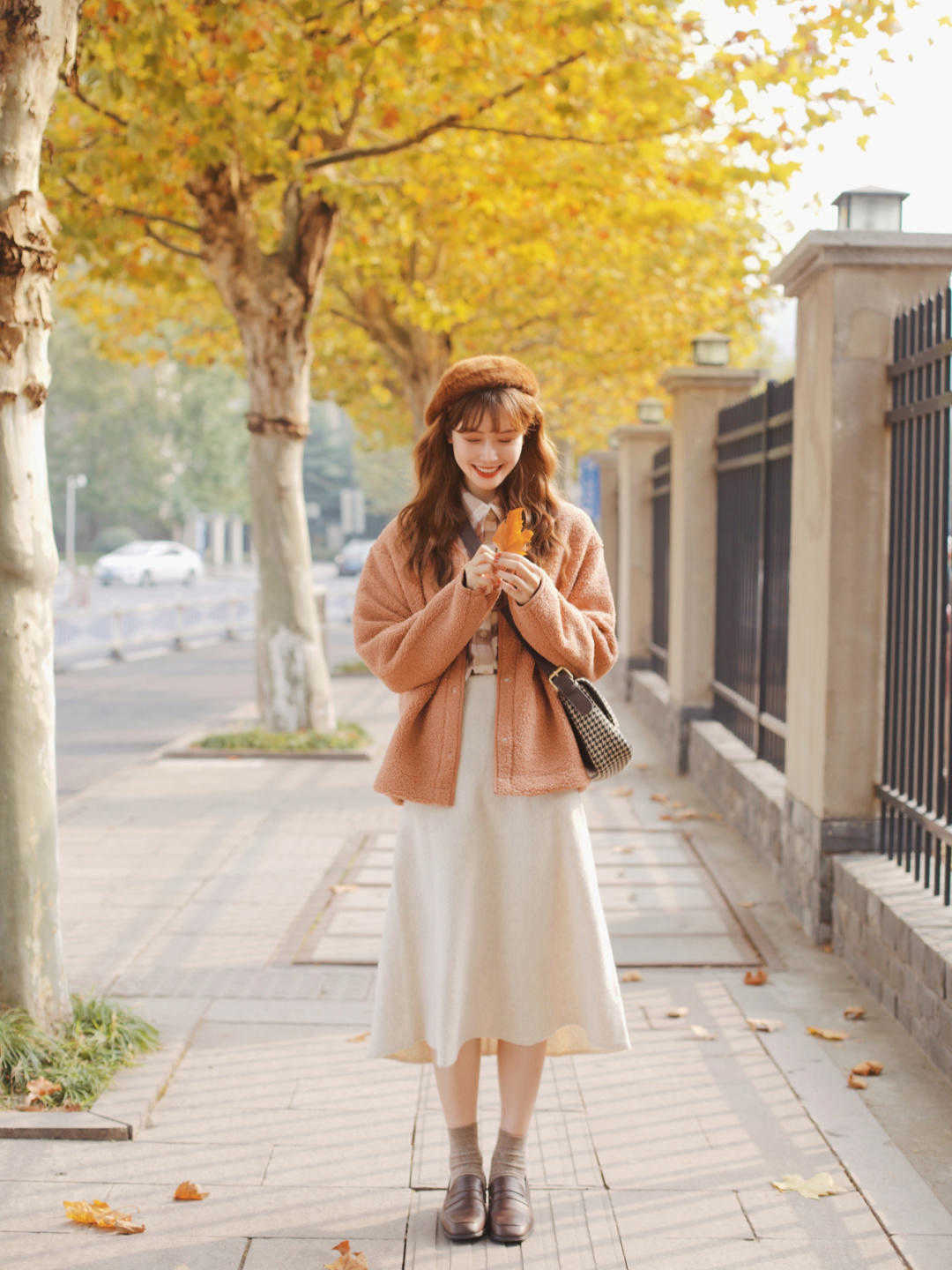 高个子驼色大衣搭配小香风连衣裙,小个子穿驼色大衣配什么裙子