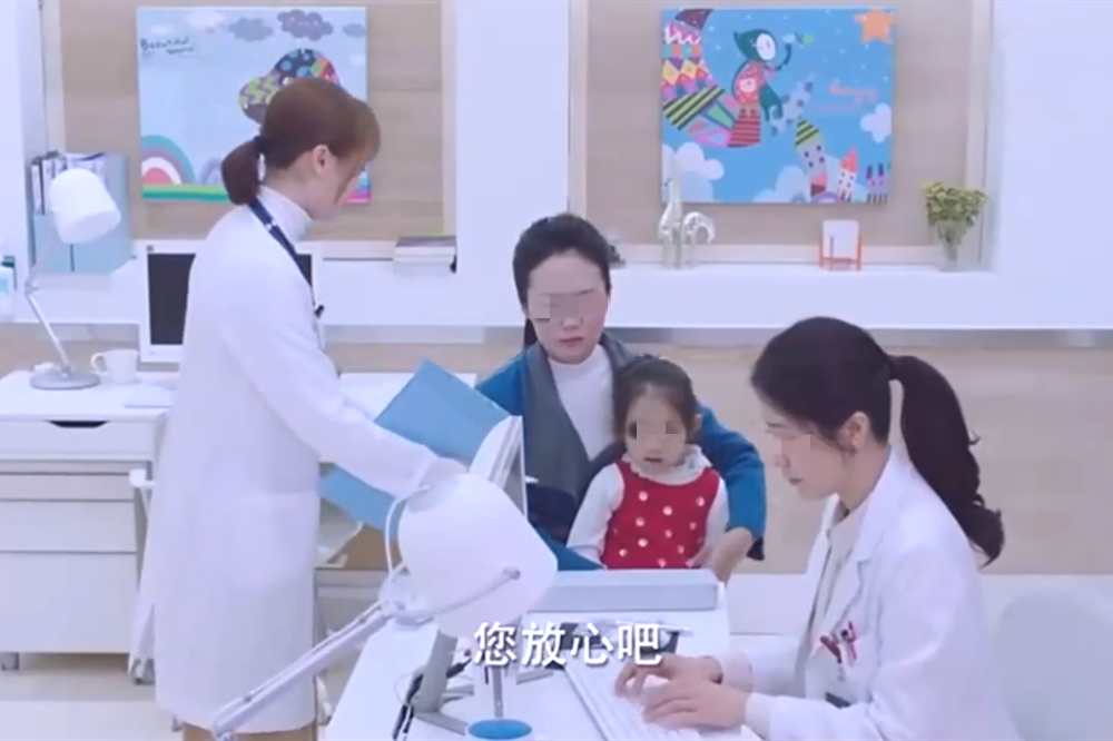 3岁女儿模仿爸爸“掏裤裆”，妈妈只乐不制止，几天后焦急送医