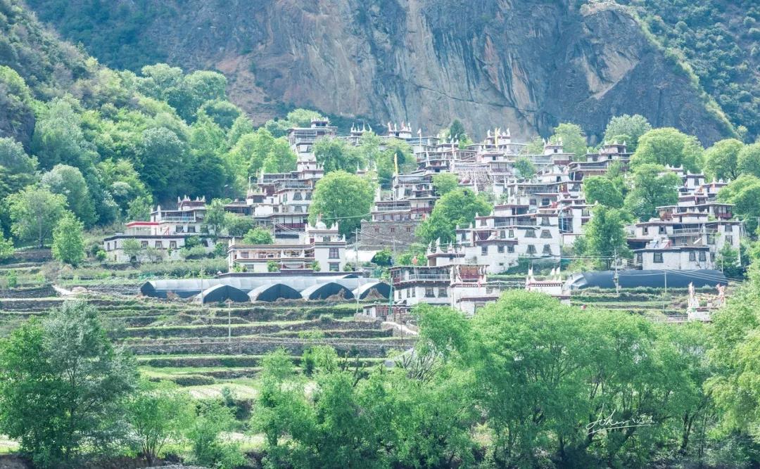 一个被上帝偏爱的地方,一个被上帝遗弃的城市