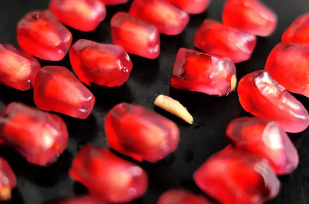 突尼斯软籽石榴和普通石榴哪个好,口感超级好的突尼斯软籽石榴