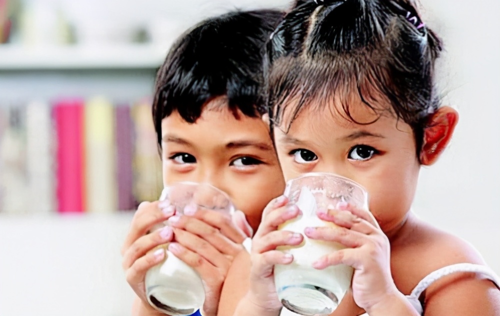 小孩喝的牛奶钙越多越好吗,儿童喝牛奶钙含量多少才达标
