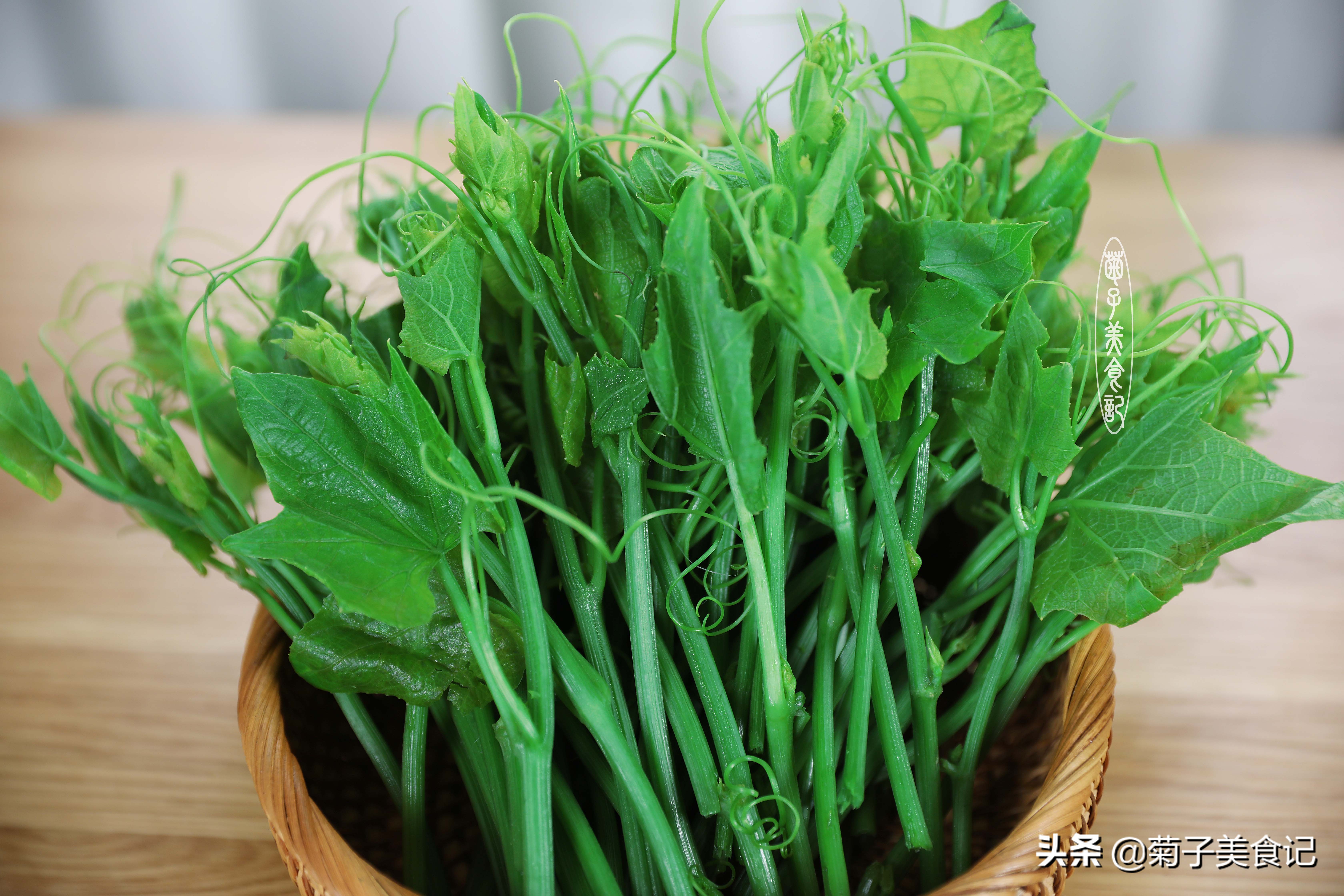 这道爽口凉拌菜简单开胃全家都爱,一道凉拌菜吃起来非常的鲜嫩可口