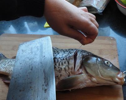 炖鱼时放点什么才能没有腥味呢,炖鱼需要放什么材料好吃不腥