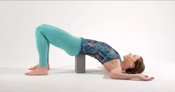 瑜伽桥式跟练,瑜伽里怎样做桥式才是正确的