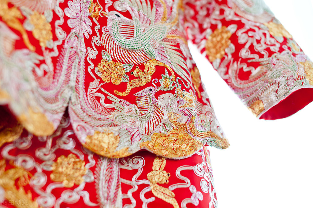 60岁阿姨被缝线针戳破膝盖，引发感染，住院治疗1个月