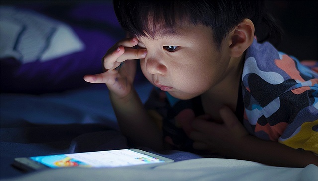 经常在宝宝旁边玩手机有什么危害,长期在熟睡婴儿旁边玩手机的危害