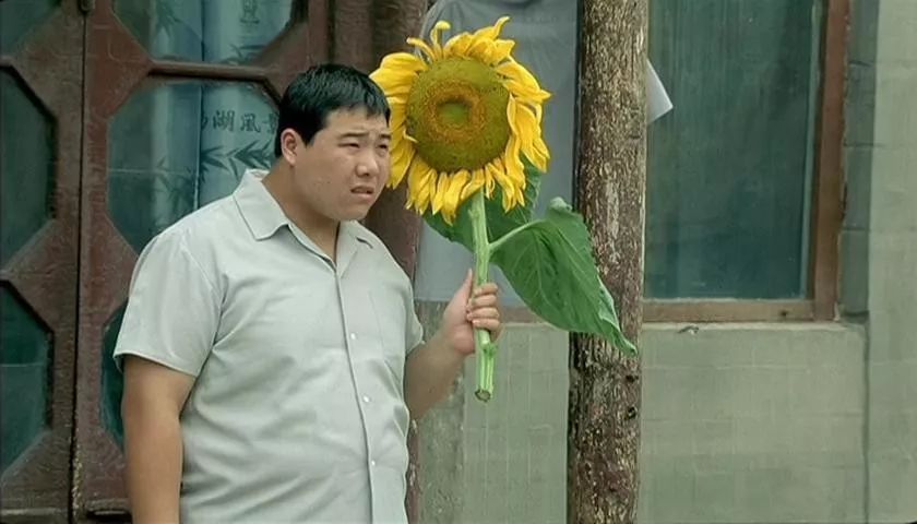 地位与张艺谋不相上下，他第一次做导演，扯掉了理想主义的遮羞布