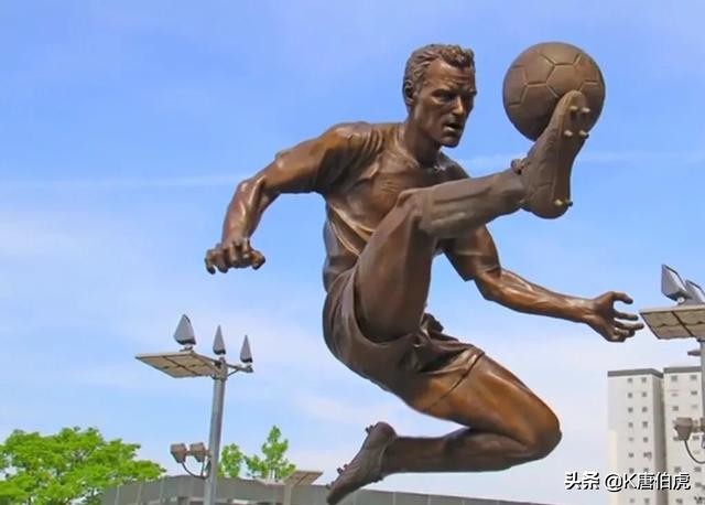 足球老球星全场巨幅画像,球迷看见足球球星的反应