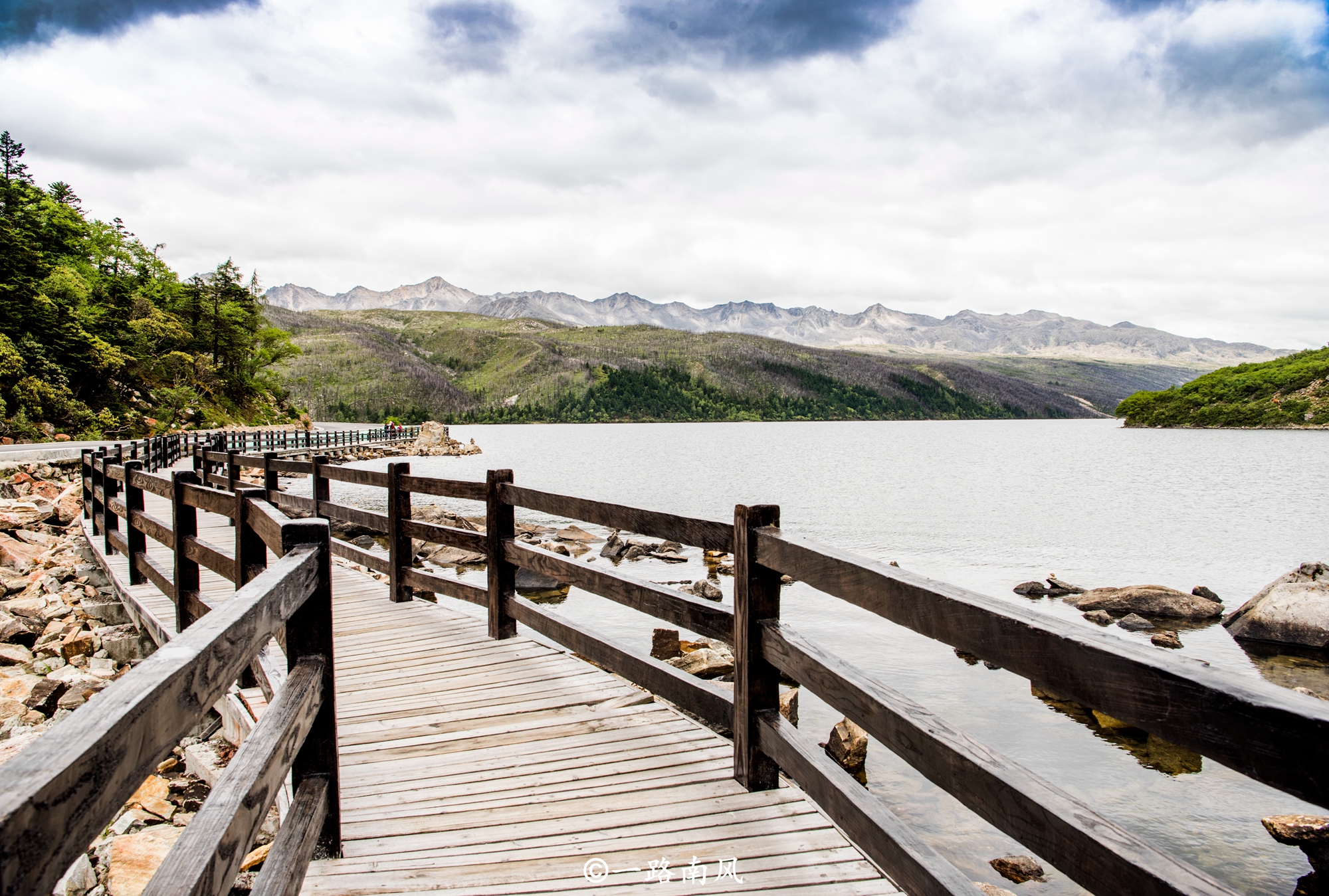 焕然假期海拔3780米的四川湖泊美似仙境，情侣专程前来许愿