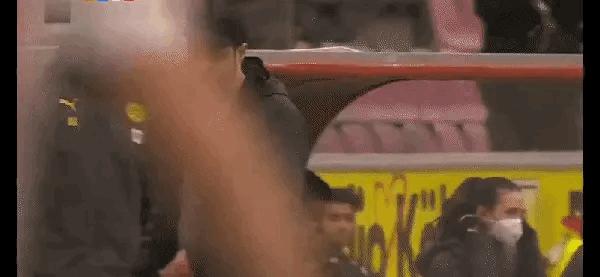 c罗和梅西交换球衣了吗,哈兰德扔球衣梅西