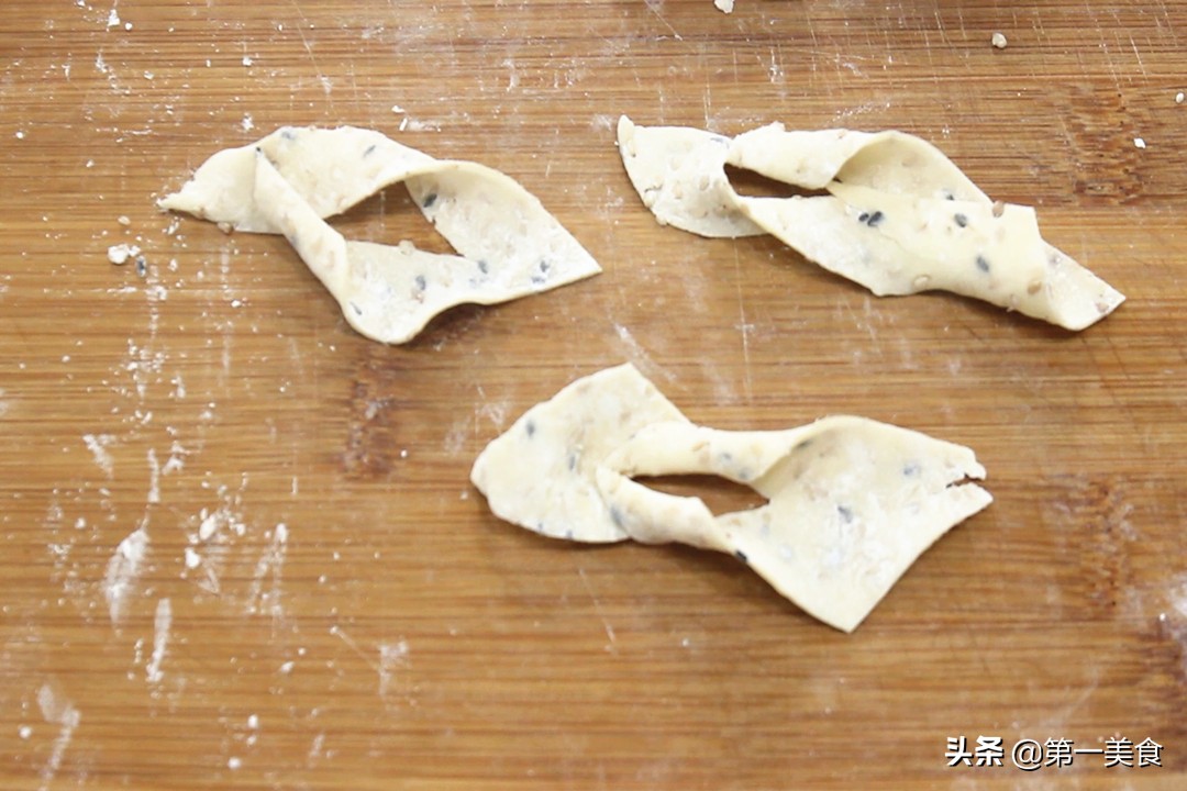 甜炸麻叶的正确和面方法,炸麻叶如何和面才能更酥脆