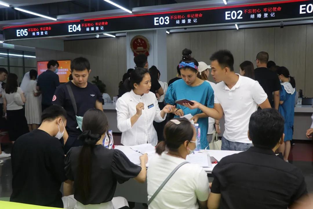 七夕：盐湖区政务服务中心登记结婚199对