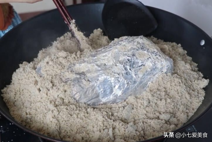 整只鸡扔进电饭煲里焖不加一滴水,把一整只鸡扔进电饭煲内太好吃了