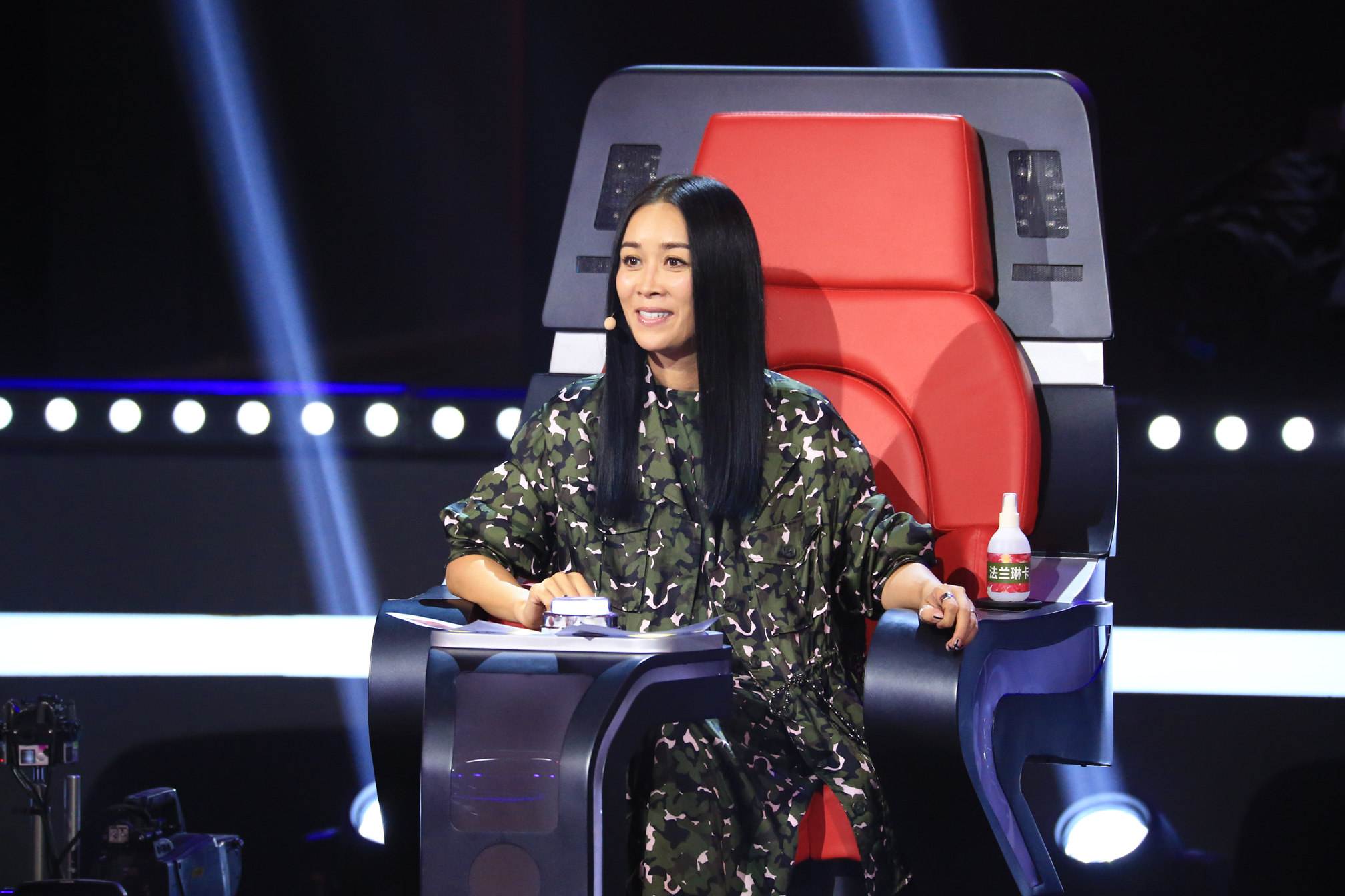 未婚先孕二嫁富豪，恩师偏心王菲说她傻，乐坛一姐那英经历了啥？