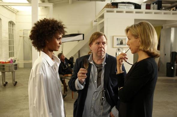 她从沙漠深处坚定走来，放弃闪耀的星途，成为女性维权的斗士