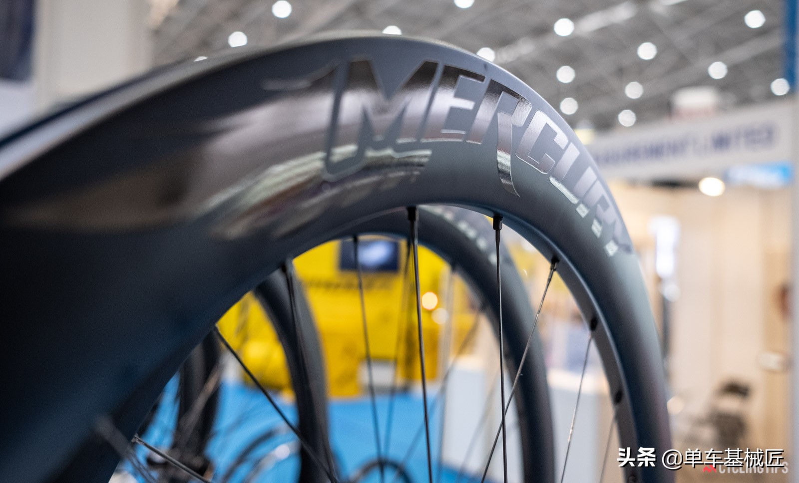 这是飞机，这是鸟……不，这是一个无压迫感的自行车车座