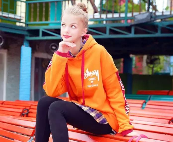 春季黄黑皮糖果色穿搭,冬季糖果色少女感穿搭