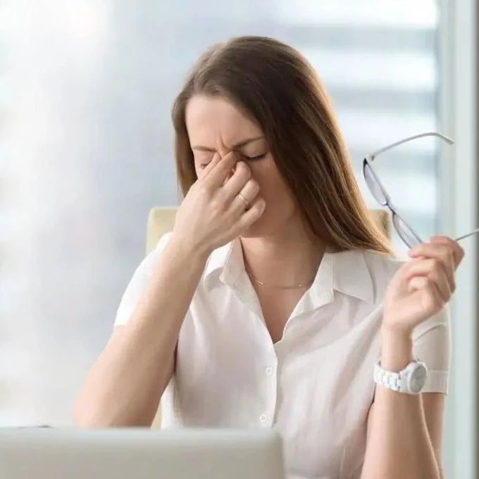 佩戴隐形眼镜的教程和注意事项,夏天怎样佩戴隐形眼镜