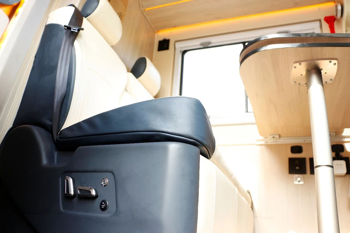 卫航定制版b型房车,卫航房车最新款大通v90后双轮b型