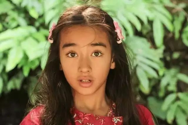 29岁不当记者，追随德国老公守护雨林，两女儿宛如天使，可不上学