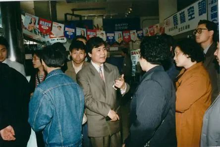 从大战刘强东黄光裕到148亿*身卖**自保，线下零售王者苏宁衰落史