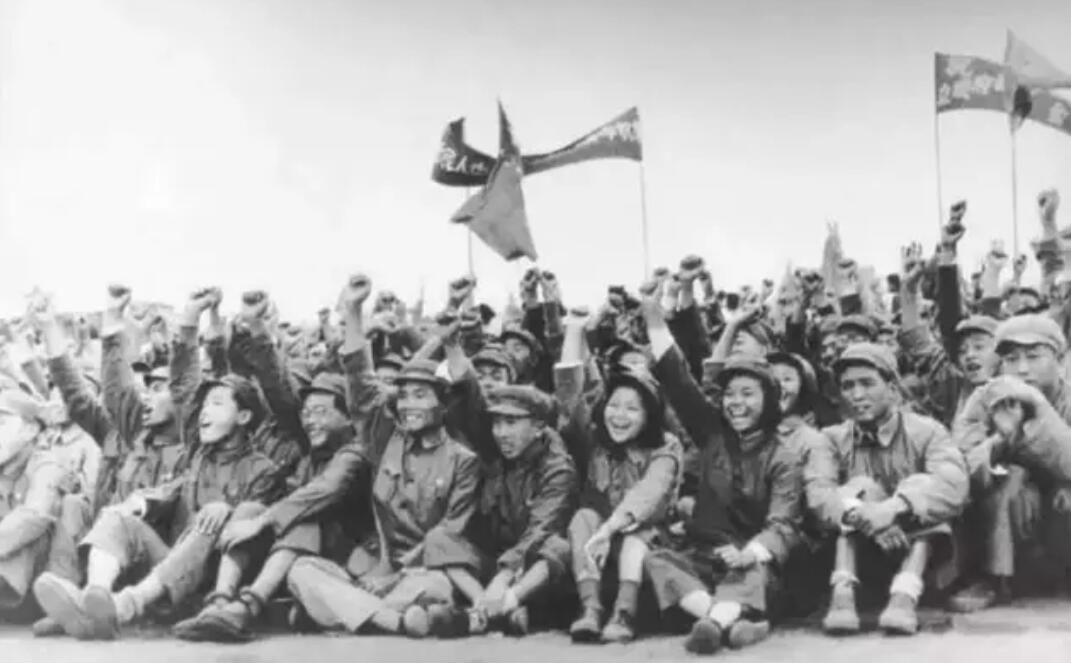 车牌号小细节泪目，穿越70年，来看开国大典背后的故事